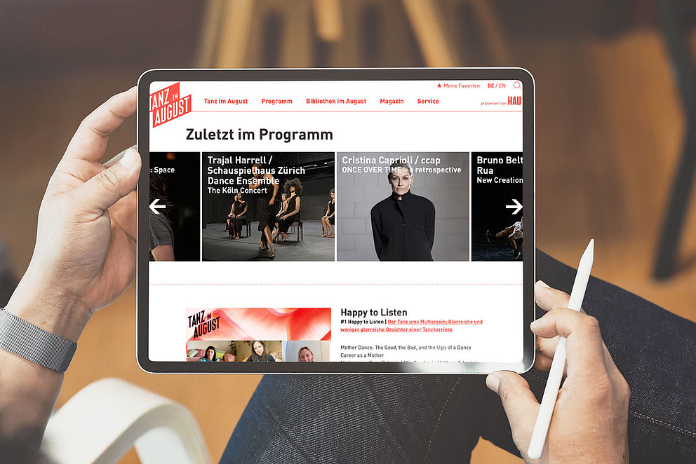 Mockup eines Tablets mit einem Screenshot von Tanz im August.