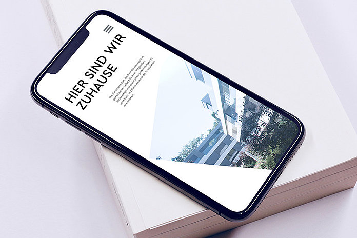 Abbildung Smartphone, auf dem die responsive mobile TYPO3 Website der Genossenschaft der Baufreunde abgebildet ist.