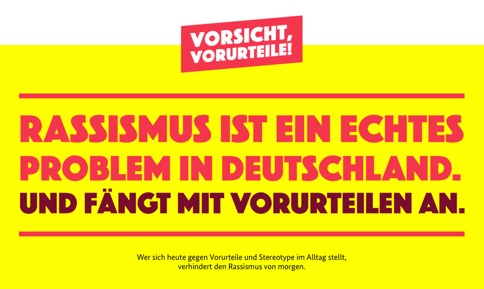 Kampagnenmotiv der Kampagne "Vorsicht, Vorurteile!" für die Referenz "Vorsicht, Vorurteile!" der Agentur THE BRETTINGHAMS. Der Text auf dem Motiv lautet "Rassismus ist ein echtes Problem in Deutschland und fängt mit Vorurteilen an." 