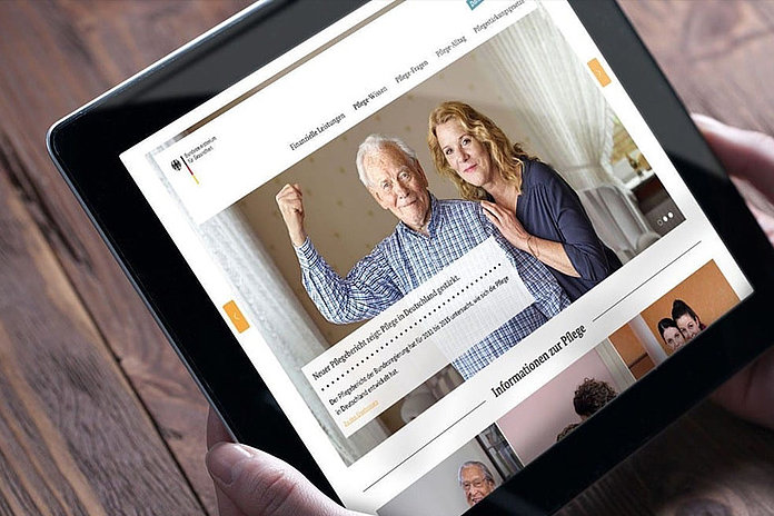 Tablet, auf den eine Unterseite der TYPO3 Kampagnen-Website des BMG zu den Pflegestärkungsgesetzen.