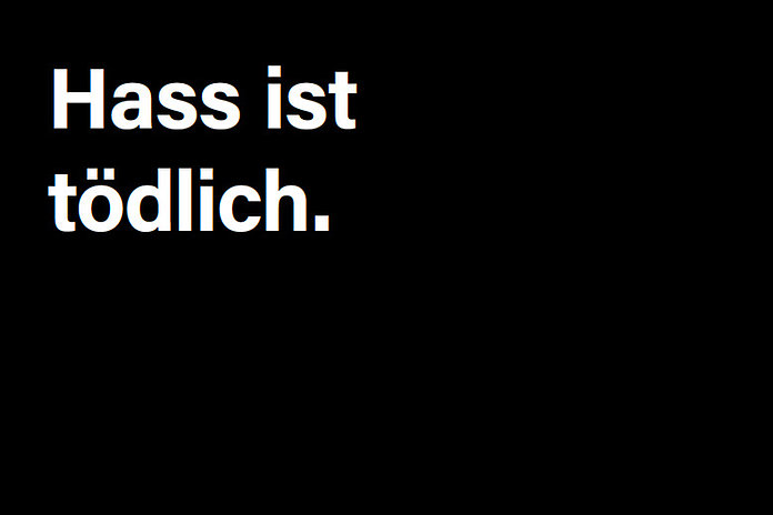 Der Satz "Hass ist tödlich" der Kampagne "Demokratie Leben!" auf schwarzem Hintergrund