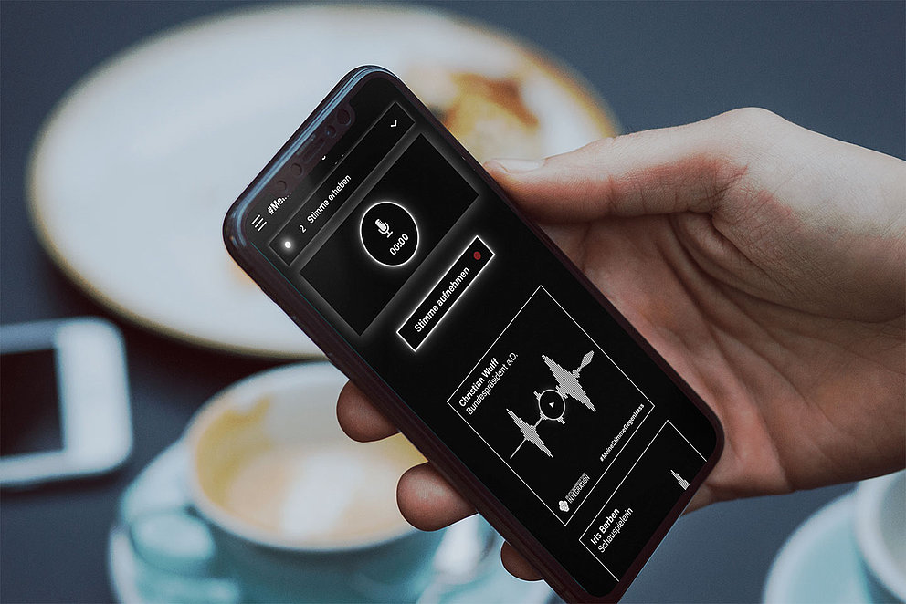 Mockup eines Smartphones mit einer Ansicht der Aufnahmefunktion von meinestimmegegenhass.de.