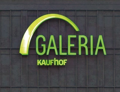 Aufnahme des Logos der Galeria Kaufhof an einer Fassade.