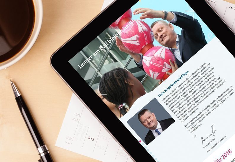 Darstellung Tablet mit TYPO3 Website "Immer am Ball bleiben!"
