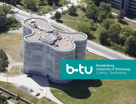 Luftaufnahme der Brandenburgischen Technischen Universität mit Abbildung des Logos.