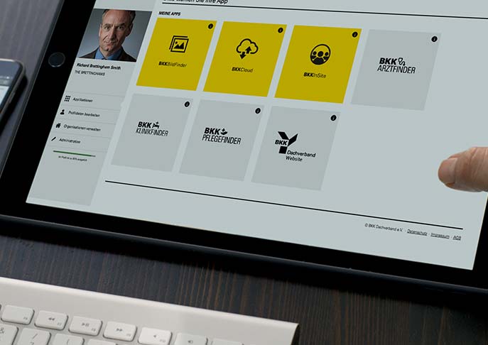 Nahaufnahme eines Tablets, auf dem eine TYPO3 Website abgebildet ist.