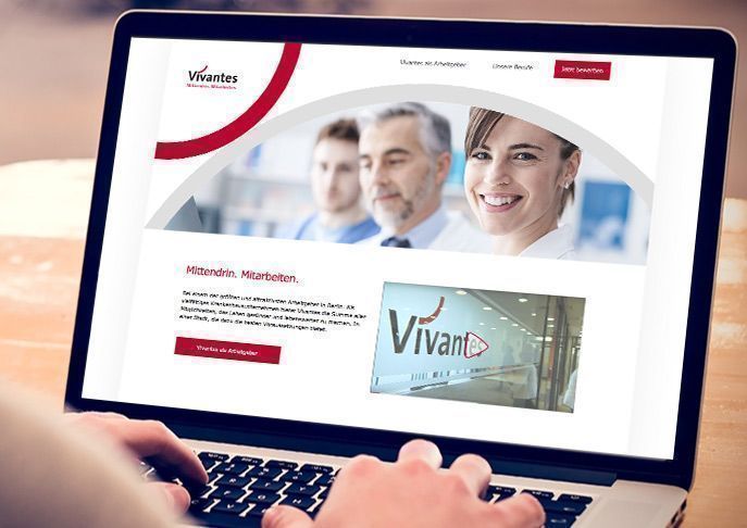 Abgebildet ist eine TYPO3 Website auf einen Laptop.