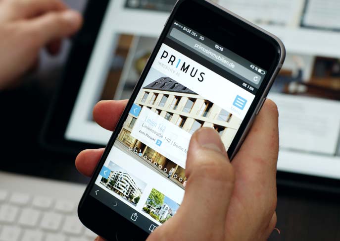 Mehrere Endgeräte, auf denen eine TYPO3-Website abgebildet ist (Tablet, Smartphone)